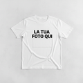 t-shirt bianca con la scritta la tua foto qui